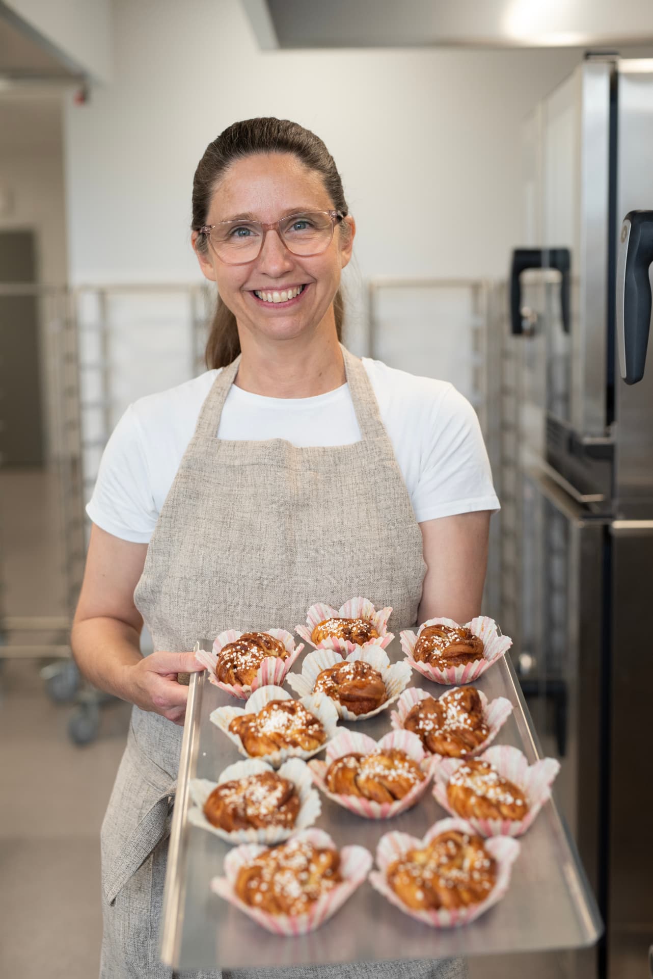 Bagare på Restaurang Via med nygräddade kanelbullar